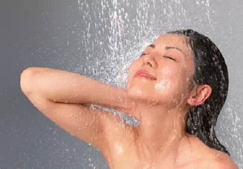 Sức khoẻ - Làm đẹp - Ba việc tốt nhất không nên làm trước khi tắm để tránh những hậu quả khó lường