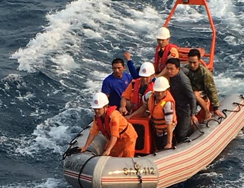 Tin trong nước - Chìm tàu cá trên biển Vũng Tàu, 2 người chết, 4 người mất tích