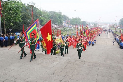 Tin tức - Thủ tướng Nguyễn Xuân Phúc cùng các lãnh đạo Đảng, Nhà nước dâng hương tưởng niệm các vua Hùng (Hình 2).