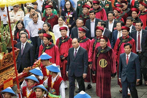 Tin tức - Thủ tướng Nguyễn Xuân Phúc cùng các lãnh đạo Đảng, Nhà nước dâng hương tưởng niệm các vua Hùng