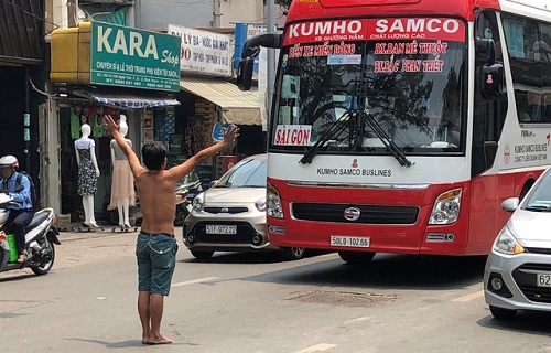 Tin trong nước - Người đàn ông chặn đầu xe ô tô, quỳ lạy ngoài đường khiến giao thông Sài Gòn tắc nghẽn
