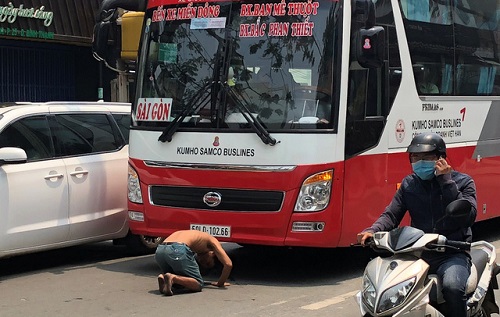 Tin trong nước - Người đàn ông chặn đầu xe ô tô, quỳ lạy ngoài đường khiến giao thông Sài Gòn tắc nghẽn (Hình 3).
