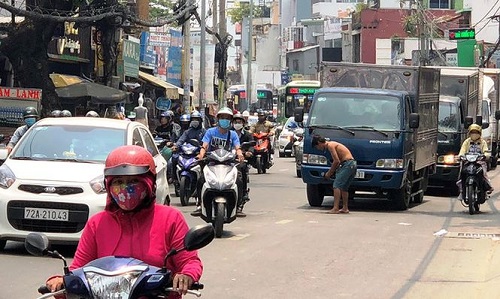 Tin trong nước - Người đàn ông chặn đầu xe ô tô, quỳ lạy ngoài đường khiến giao thông Sài Gòn tắc nghẽn (Hình 4).