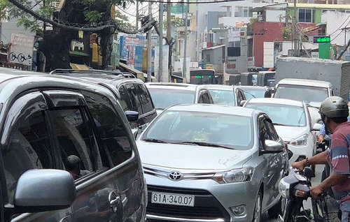 Tin trong nước - Người đàn ông chặn đầu xe ô tô, quỳ lạy ngoài đường khiến giao thông Sài Gòn tắc nghẽn (Hình 5).