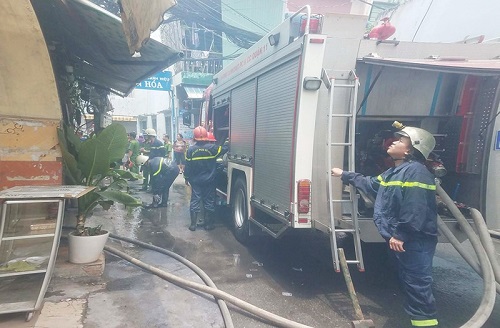 Tin tức - TP. Hồ Chí Minh: Cảnh sát giải cứu cụ ông bị mắc kẹt ở đám cháy