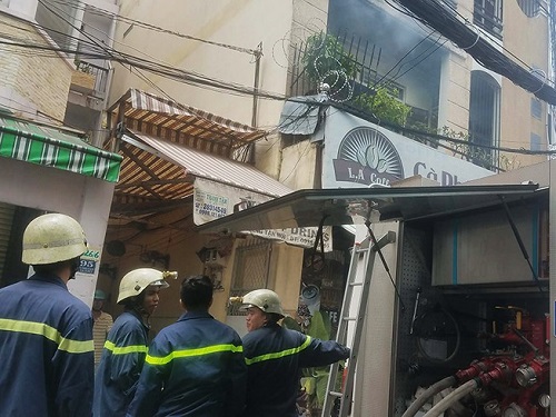 Tin tức - TP. Hồ Chí Minh: Cảnh sát giải cứu cụ ông bị mắc kẹt ở đám cháy (Hình 2).