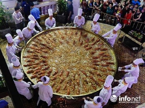 Tin tức - 30 đầu bếp cùng tham gia chế biến chiếc bánh xèo lớn nhất Việt Nam (Hình 2).