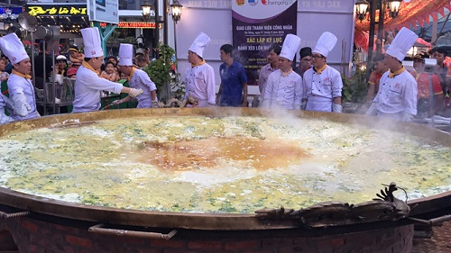 Tin tức - 30 đầu bếp cùng tham gia chế biến chiếc bánh xèo lớn nhất Việt Nam