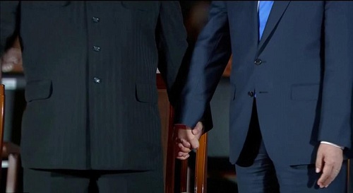 Tin thế giới - Cái nắm tay thật chặt của hai nhà lãnh đạo Hàn - Triều nhau trong lễ chia tay (Hình 2).