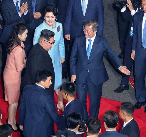 Tin thế giới - Cái nắm tay thật chặt của hai nhà lãnh đạo Hàn - Triều nhau trong lễ chia tay (Hình 5).