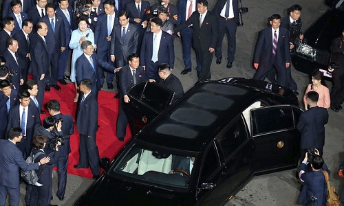 Tin thế giới - Cái nắm tay thật chặt của hai nhà lãnh đạo Hàn - Triều nhau trong lễ chia tay (Hình 6).