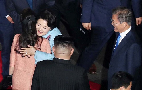 Tin thế giới - Cái nắm tay thật chặt của hai nhà lãnh đạo Hàn - Triều nhau trong lễ chia tay (Hình 7).