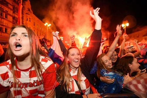 Tin tức - CĐV Croatia vỡ òa sung sướng, ăn mừng chiến thắng World Cup lịch sử (Hình 2).