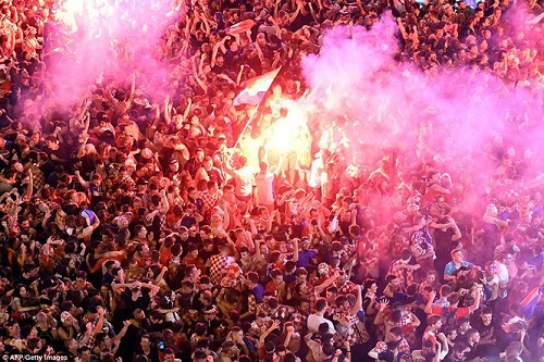 Tin tức - CĐV Croatia vỡ òa sung sướng, ăn mừng chiến thắng World Cup lịch sử (Hình 3).
