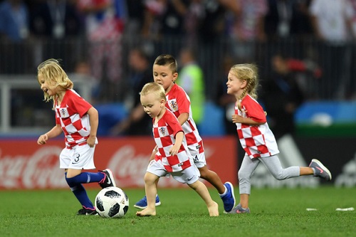 Tin tức - CĐV Croatia vỡ òa sung sướng, ăn mừng chiến thắng World Cup lịch sử (Hình 4).