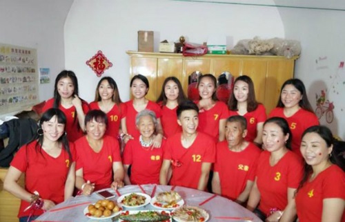 Tin tức - Trung Quốc: 11 chị gái gom hơn 1 tỷ làm đám cưới cho em trai 22 tuổi