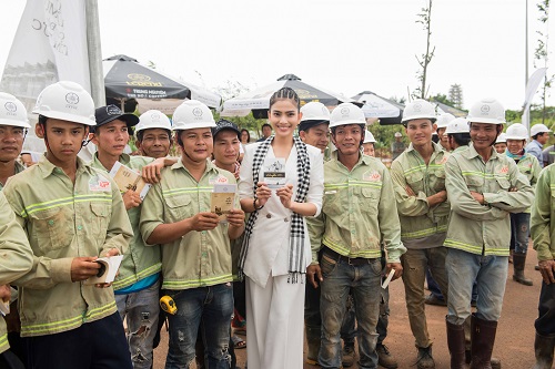 Tin tức - Á hậu Trương Thị May cùng dàn người đẹp ngồi công nông đi tặng sách (Hình 5).