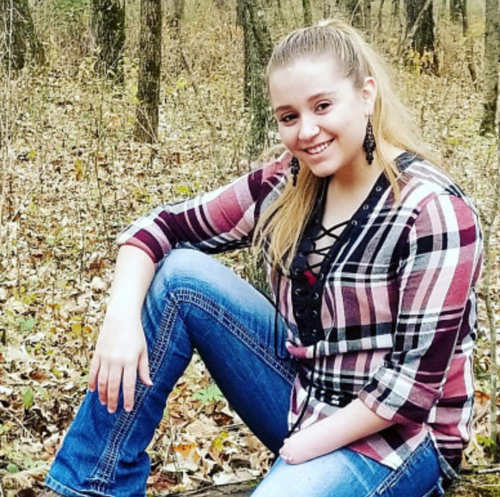 Tin tức - Thiếu nữ 16 tuổi biến cánh tay di tật thành 'người bạn' đặc biệt
