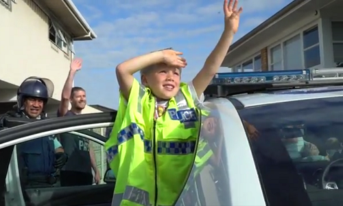 Tin thế giới - Cậu bé 5 tuổi gọi điện đến sở cảnh sát để mời dự sinh nhật