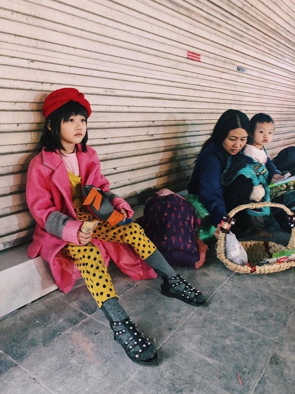 Cộng đồng mạng - Cô bé vô gia cư xinh xắn ở Hà Nội tự phối đồ 'cực chất' từ quần áo cũ 