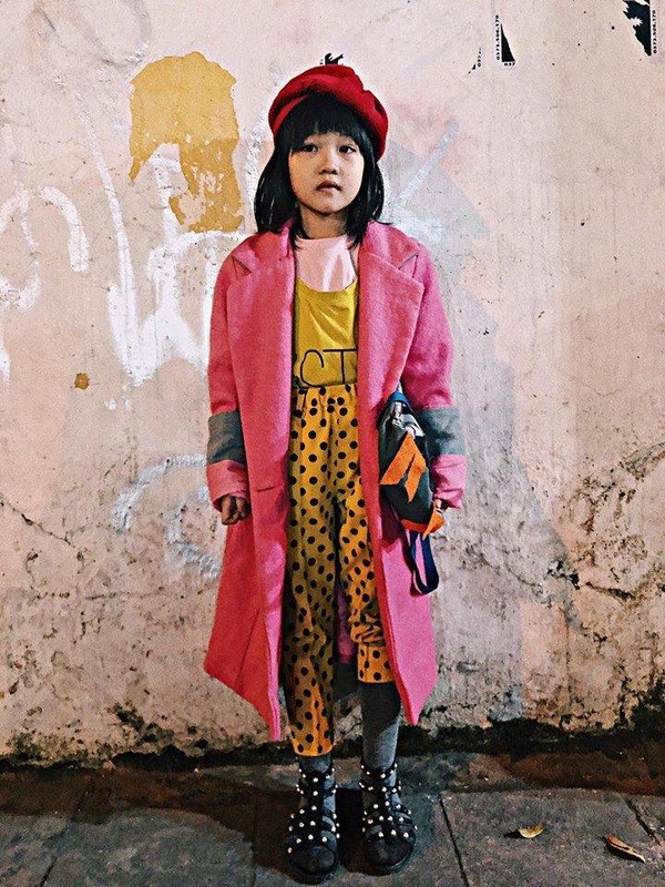 Cộng đồng mạng - Cô bé vô gia cư xinh xắn ở Hà Nội tự phối đồ 'cực chất' từ quần áo cũ (Hình 2).