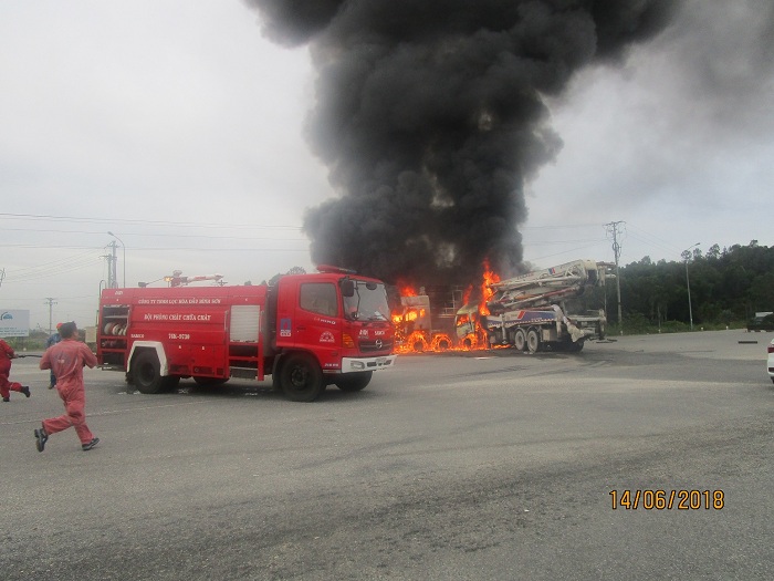 Kinh doanh - Lực lượng PCCC BSR tham gia chữa cháy khẩn cấp 2 ô tô va chạm (Hình 2).