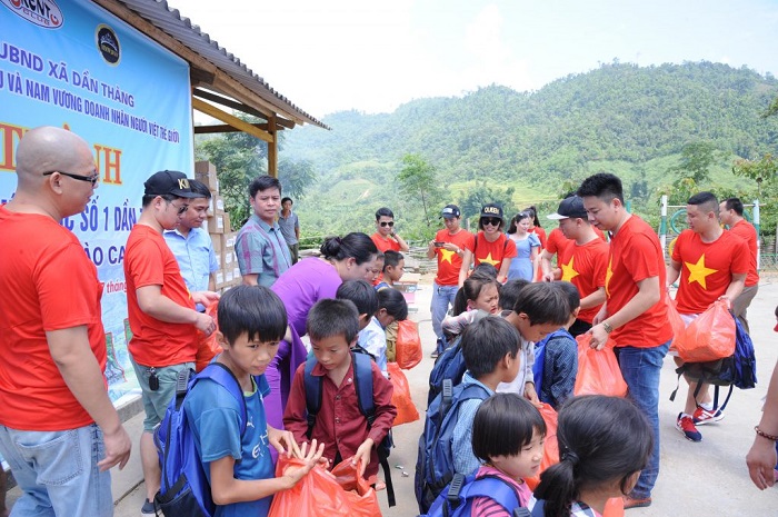  - Đoàn thiện nguyện dự án xây dựng trường tiểu học Tà Moong tổ chức lễ khánh thành trước thềm năm học mới (Hình 12).