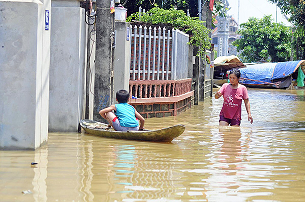 Tin tức - Hà Nội: Gần 3.000 hộ dân vẫn phải sơ tán do lũ (Hình 2).