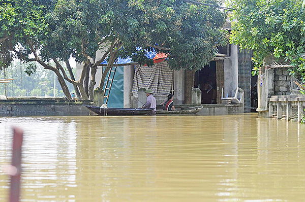 Tin tức - Hà Nội: Gần 3.000 hộ dân vẫn phải sơ tán do lũ