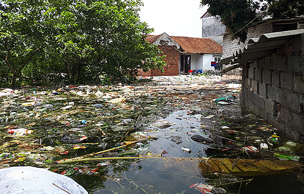 Đời sống - Người dân ngoại thành Hà Nội bị bủa vây trong 'lũ rác' (Hình 4).