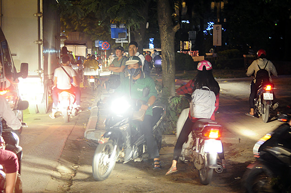 Tin tức - Gần nửa đêm, một số tuyến đường Hà Nội vẫn ùn tắc do người dân đi nghỉ lễ 2/9 (Hình 7).