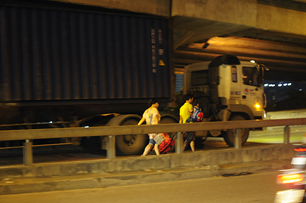 Tin tức - Gần nửa đêm, một số tuyến đường Hà Nội vẫn ùn tắc do người dân đi nghỉ lễ 2/9 (Hình 8).