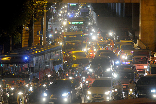 Tin tức - Gần nửa đêm, một số tuyến đường Hà Nội vẫn ùn tắc do người dân đi nghỉ lễ 2/9 (Hình 10).