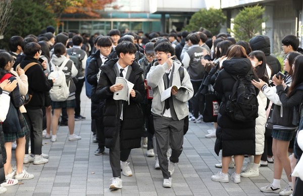 Tin tức - Hàn Quốc 'nín thở' cùng 600.000 sĩ tử bước vào kì thi Đại học (Hình 7).