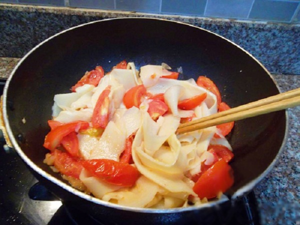 Tin tức - Món ngon mỗi ngày: Canh cá chép nấu măng chua ăn quên sầu ngày lạnh (Hình 3).