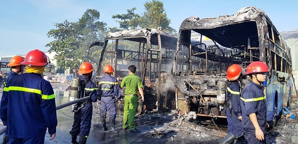 Tin tức - Kinh hoàng 2 ô tô khách bốc cháy, kèm tiếng nổ lớn trong bến xe Đà Nẵng