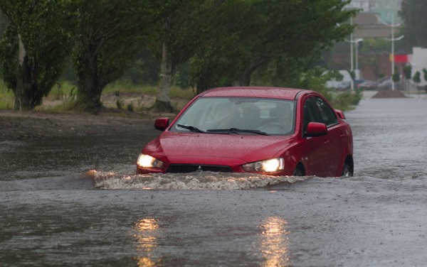 Tin tức - Những quy tắc vàng cần nhớ khi lái xe trong trời mưa bão để đảm bảo an toàn (Hình 2).