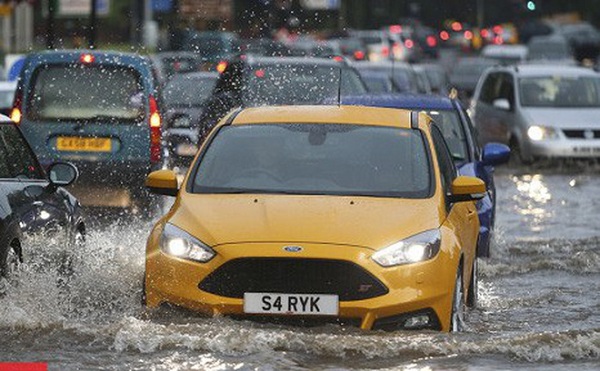 Tin tức - Những quy tắc vàng cần nhớ khi lái xe trong trời mưa bão để đảm bảo an toàn