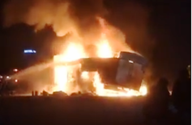 Tin tức - 3 xe bốc cháy dữ dội trong đêm sau khi bị CSGT bắt cân tải trọng