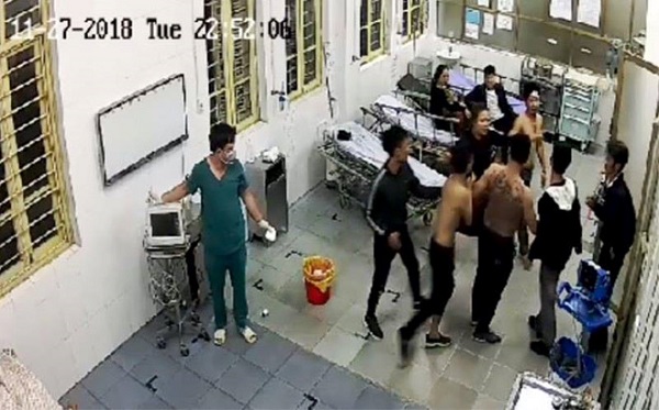Tin tức - Đang cấp cứu, bệnh nhân vẫn bị nhóm côn đồ lao vào hành hung