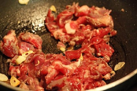 Tin tức - Món ngon mỗi ngày: Thịt bò xào ngô bao tử và súp lơ xanh nhanh gọn lại ngon cơm (Hình 3).