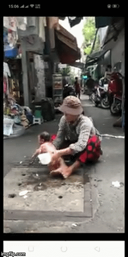 Tin tức - Phẫn nộ cảnh người phụ nữ ngồi giữa đường, dội nước vào đứa trẻ còn đỏ hỏn (Hình 2).