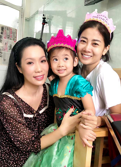 Tin tức - Xúc động khoảnh khắc đồng nghiệp đưa con gái Mai Phương vào viện đón sinh nhật (Hình 5).