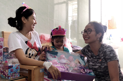 Tin tức - Xúc động khoảnh khắc đồng nghiệp đưa con gái Mai Phương vào viện đón sinh nhật (Hình 6).