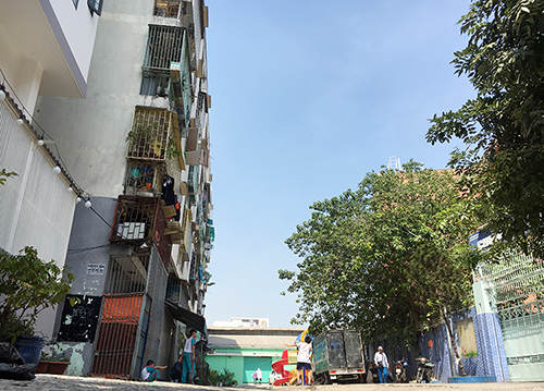 Tin tức - Hàng trăm hộ dân tất bật đóng gói tài sản, di dời khỏi chung cư nghiêng 45cm ở Sài Gòn
