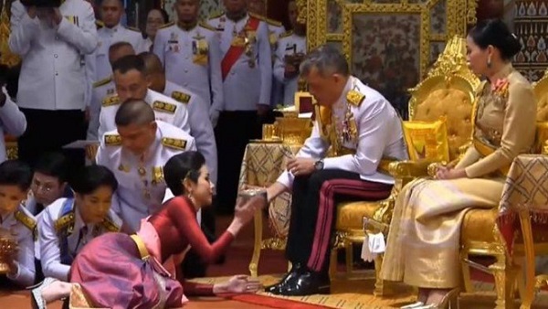 Tin thế giới - Hoàng quý phi Thái Lan bất ngờ bị tước mọi chức vị