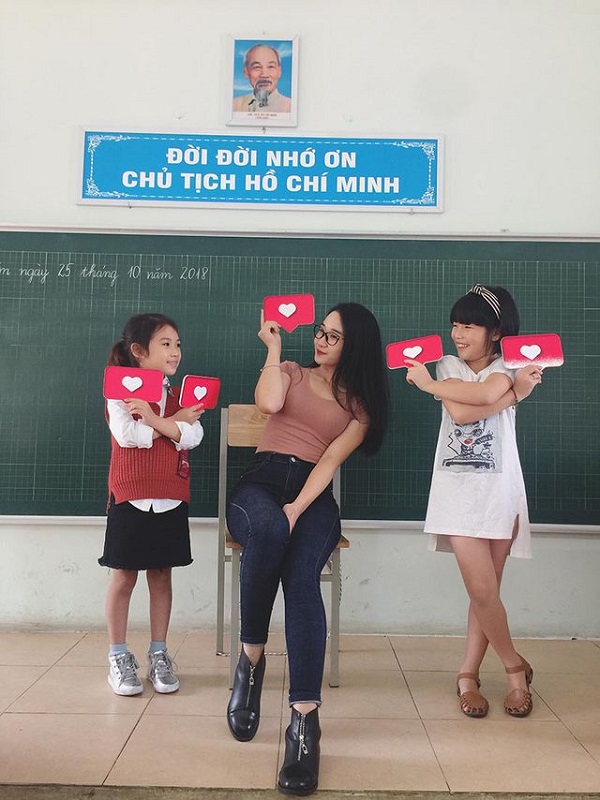 Cộng đồng mạng - Ngẩn ngơ ngắm nhan sắc 5 cô giáo 'xinh nhất Việt Nam' (Hình 2).