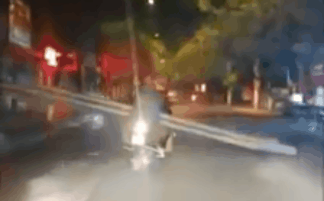 Cộng đồng mạng - Chiếc xe máy 'chao liệng' giữa phố khiến nhiều người 'thót tim'