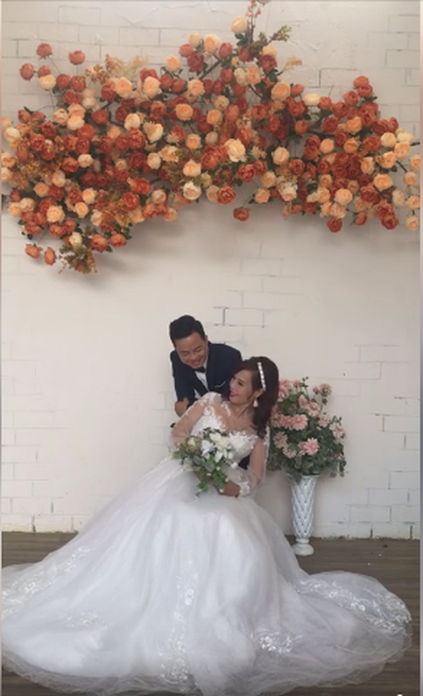 Cộng đồng mạng - Vừa 'tân trang' nhan sắc xong, 'cô dâu 62 tuổi' liền cùng chồng trẻ đi chụp lại ảnh cưới (Hình 2).
