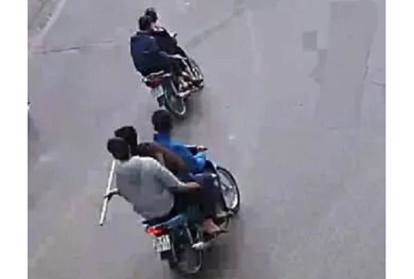 Pháp luật - Hà Nội: Bắt nhóm thanh niên cầm dao 'diễu hành' trên phố để giải quyết mâu thuẫn
